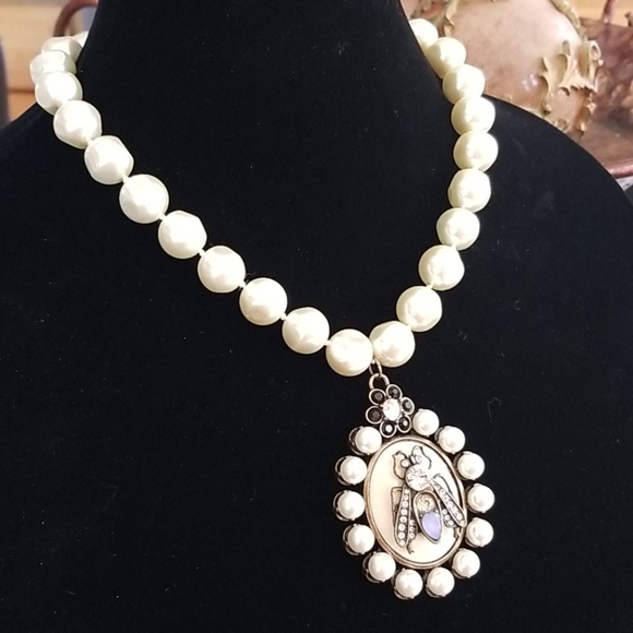 Hand Crafted Baroque Glass Pearl Queen Bee Pendant Necklace - Picture 9 of 12